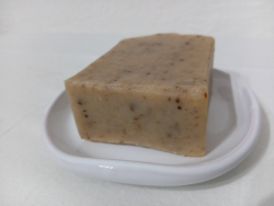 Biela keramick� mydelni�ka s mydielkom s koz�m mliekom