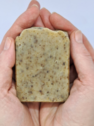 Poc�te pr�rodn� rozmar�nov� mydlo vo svojich dlaniach.